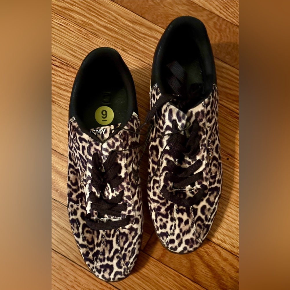 NEW DKNY Women’s Seacliff ‘Wild Leopard Print’ Sneaker, Size 9 - Picture 3 of 14